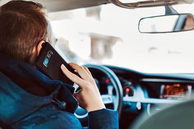 Araçta telefon ile yardım çağrısı
